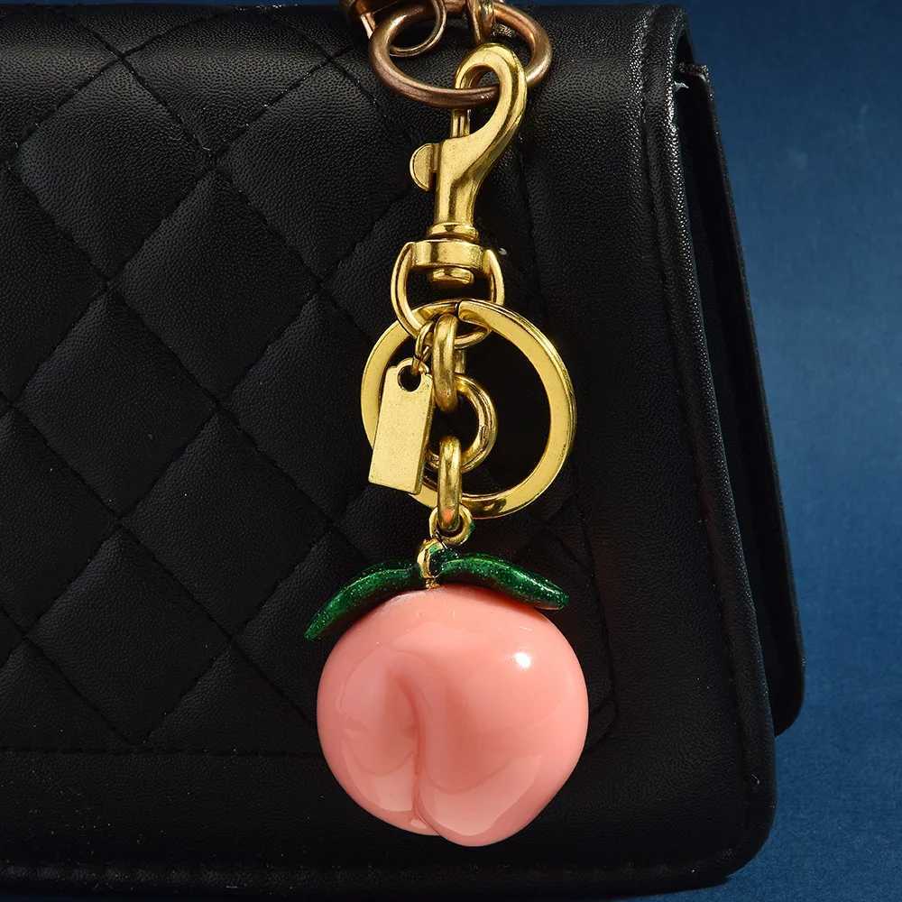 Luxury Cute and Luxurious Fruit Keychain Bag Fashionable Peach Pendant Personalized Accessory Y250928as