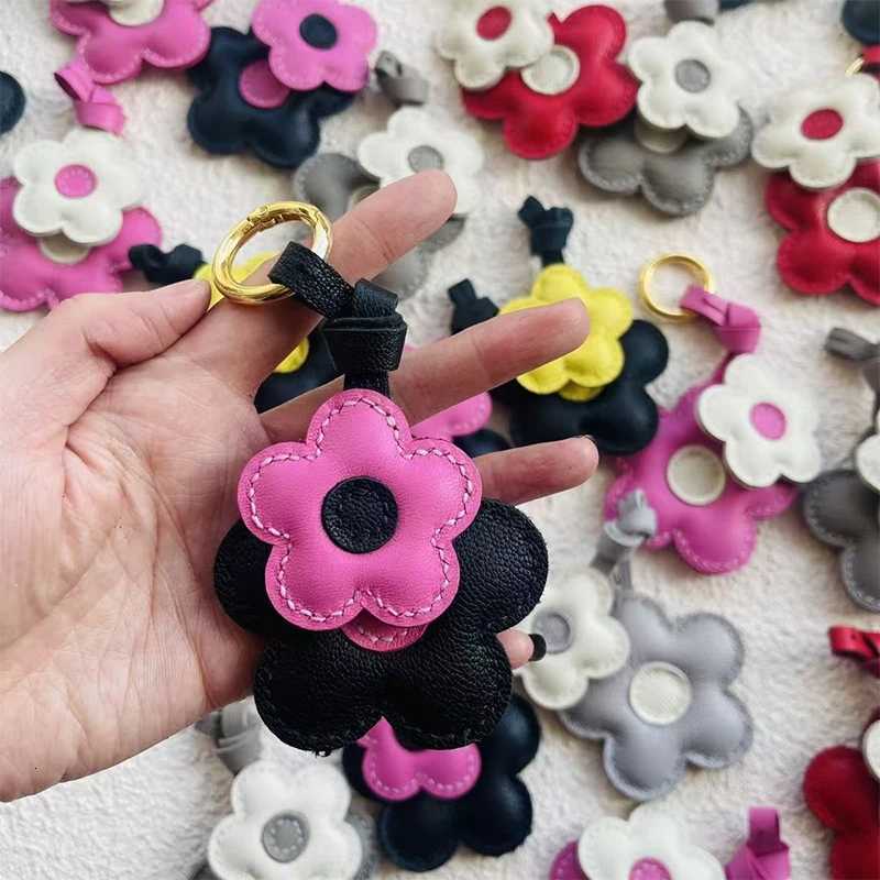 Luxury New Flower Story Series Handsewn Tulip Hanging Keychain And Bag Companion Cactus Charm Pendant Rope Accessories Creative Decor Y250928