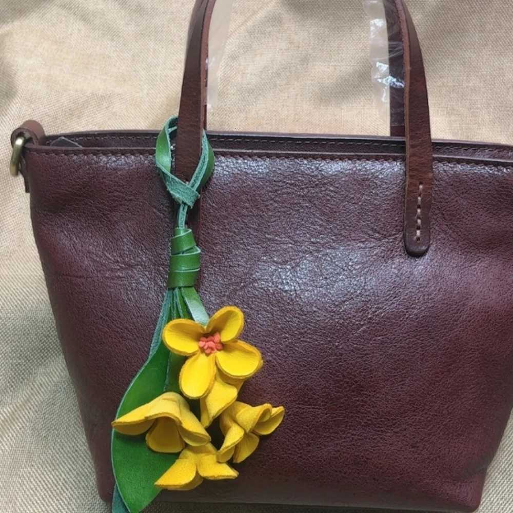 Luxury Fashion Cow Leather Flower Pendant Keychain Bag Charm Handbook Osmanthus Car Key Pendant Creative Pendant Tulip Bag Accessories Y250929as