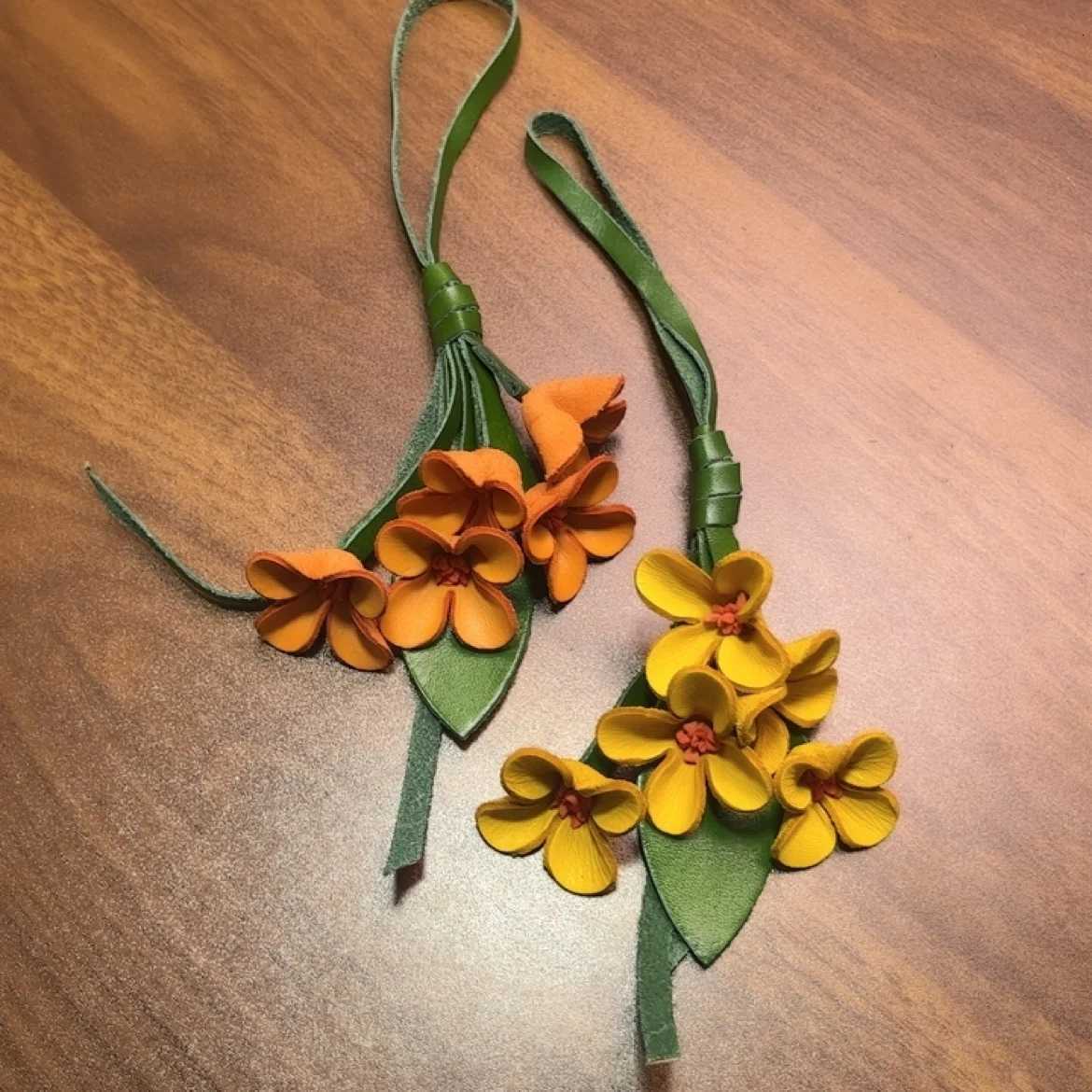 Luxury Fashion Cow Leather Flower Pendant Keychain Bag Charm Handbook Osmanthus Car Key Pendant Creative Pendant Tulip Bag Accessories Y250929as