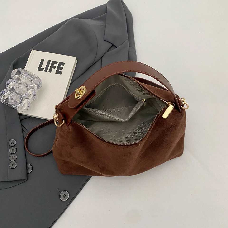 Advanced Retro Bag for Womens 2025 New Textured Frosted Shoulder Bag with Small Capacity Crossbody Commuting Tote Bag Summer Z250928