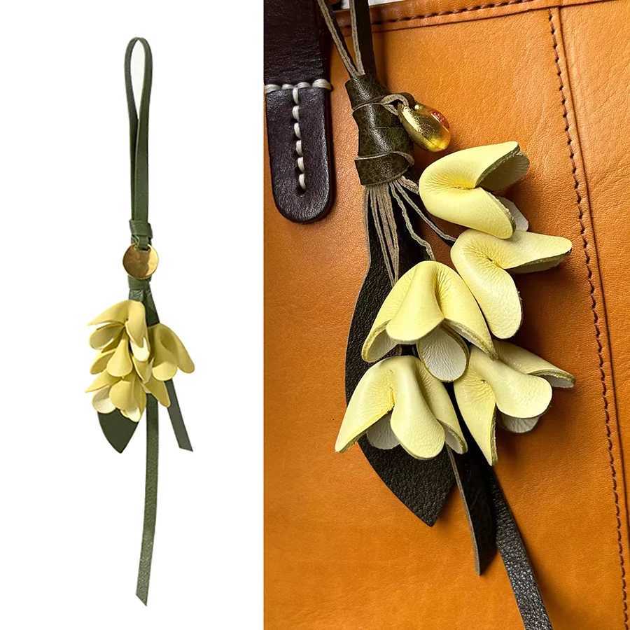 Luxury Fruit Flower Charm Keychain Mulberry Strawberry Tomato Pea Insect Chamomile Tulip Tree Key Bag Accessories Y250928