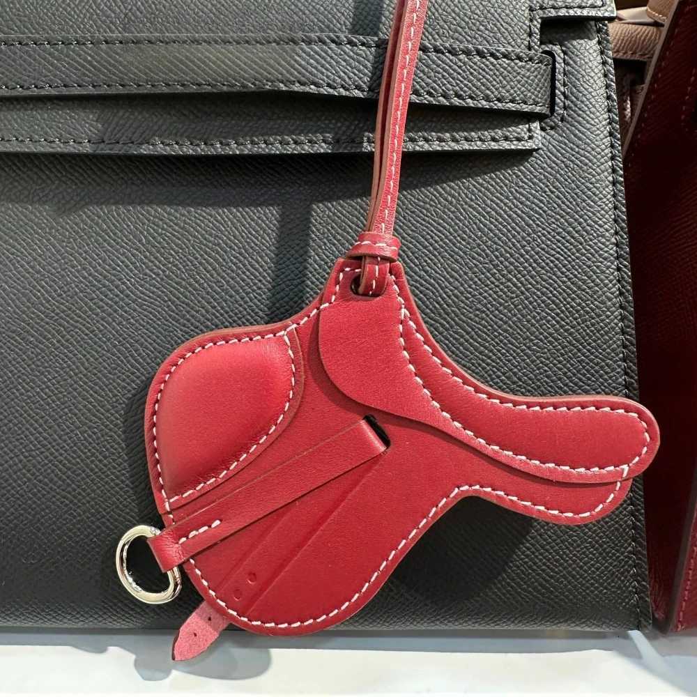 Luxury High Quality Bag Charm Saddle Bag Pendant Cute Car Key Chain Luxury Handmade Genuine Leather Sheepskin Bags Accessories Y250929as