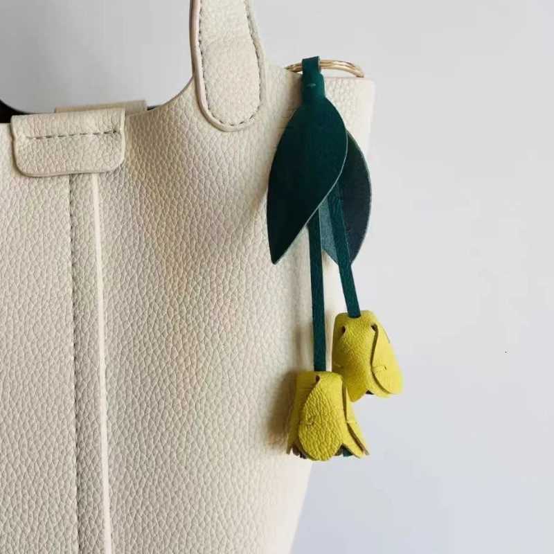 Luxury Tulip Bag Pendant Highgrade Leather Camellia Accessories Worth Having Unisex Charming Design Fun Small Gifts Car Keychain Gift Y250928as