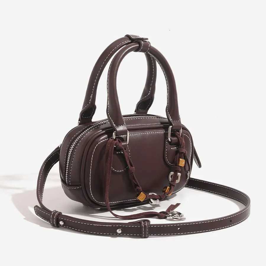 Super Fire Toast Handbag 2025 Womens New Fashion Foreign Style Shoulder Messenger Bowling Bag Z250928