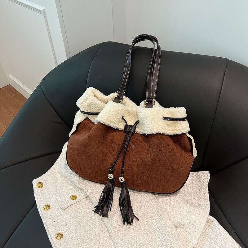 Bags Winter Plush Large Capacity Tote Women's New Style Fashion Casual Lambswool Retro Commuter Armpit Bag