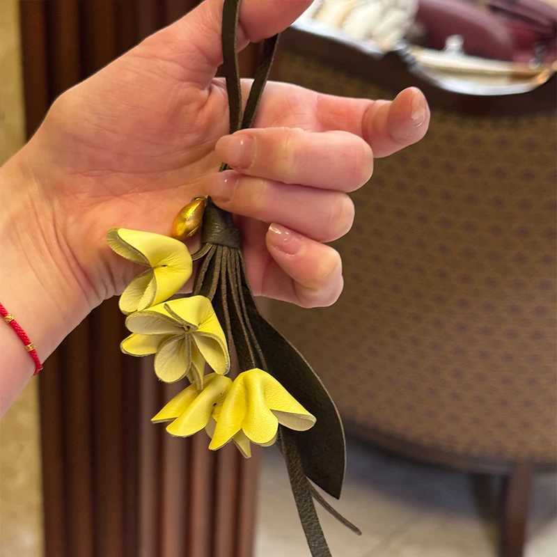 Luxury Highend Shoulder Bag Pendant Pu Leather Simulation Osmanthus Creative Handmade Pendant Popular Keychain Friend Gift Accessories Y250928as