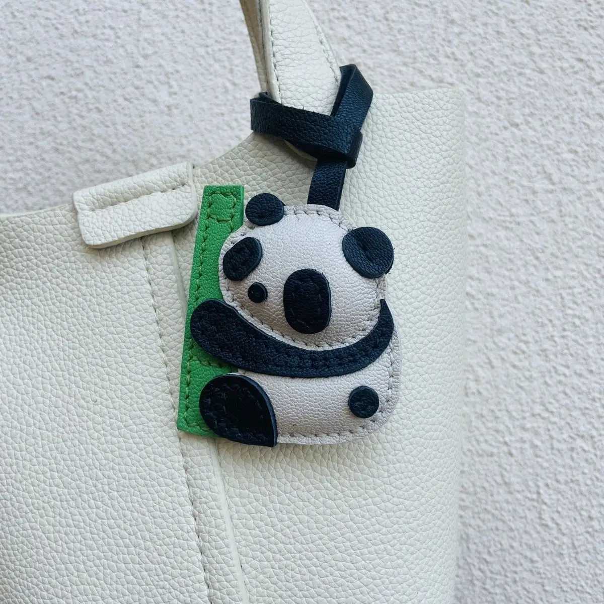 Luxury Handmade Sheepskin Leather Bag Charm Panda Leather Bags Pendant Personalized Creative Car Keychain Birthday Bag Accessories Y250929as