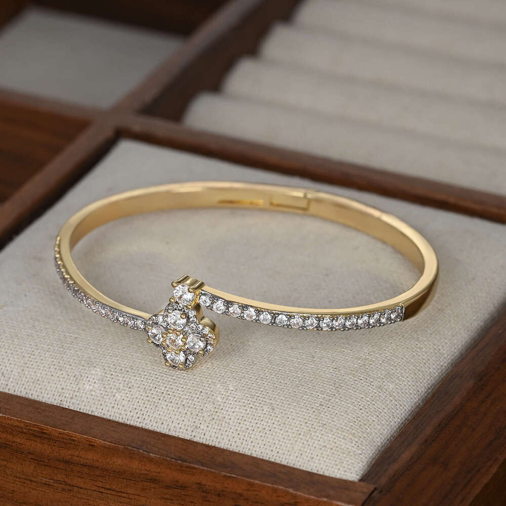 Korean Fashion New Two-tone Electroplated Lucky Clover Bracelet Light Wristband Trendy Jewelry