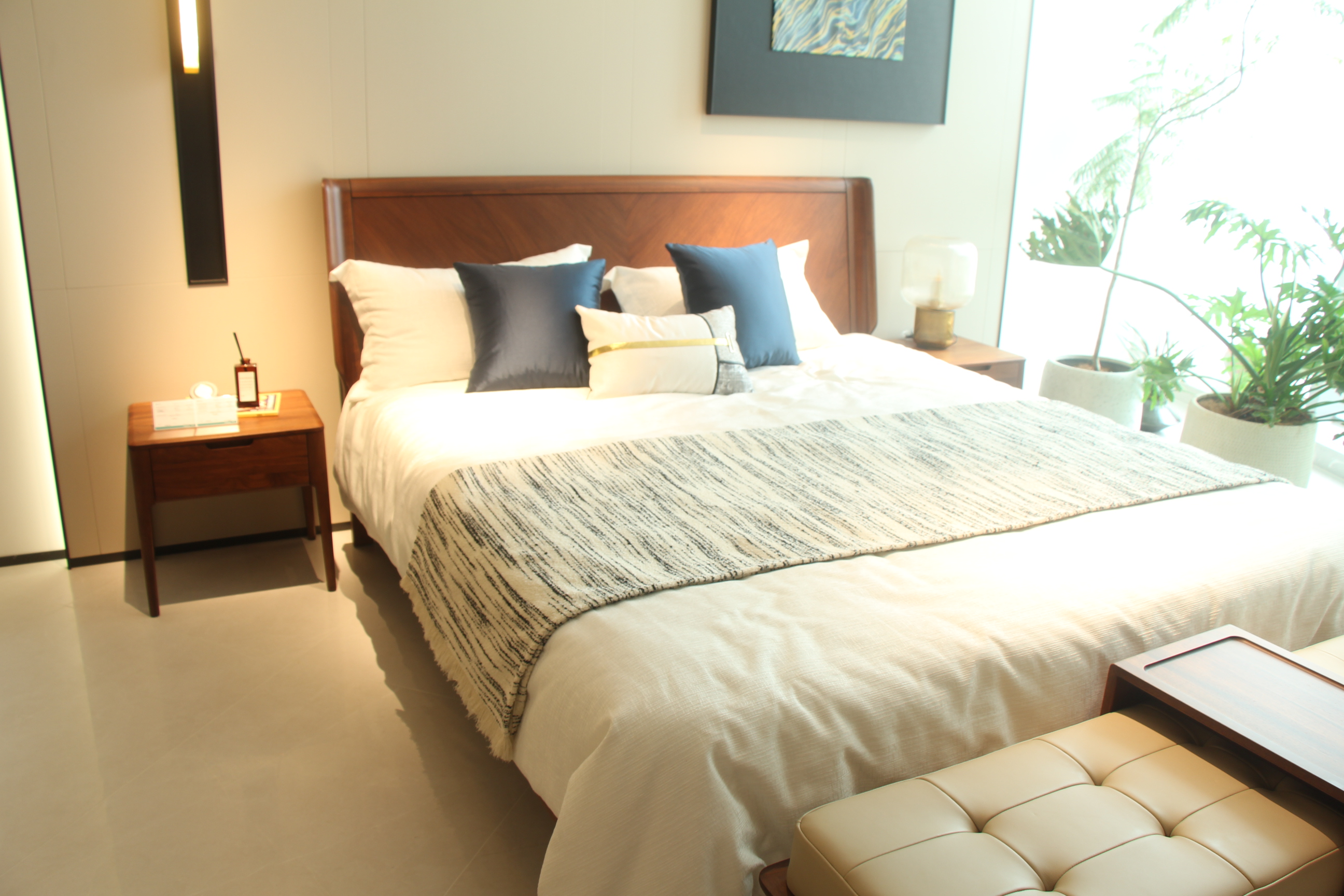 Zhong zhixin Ruimu Luxury High-end Solid wood bed master bedroom with minimalist design and mortise-and-tenon craftsmanship