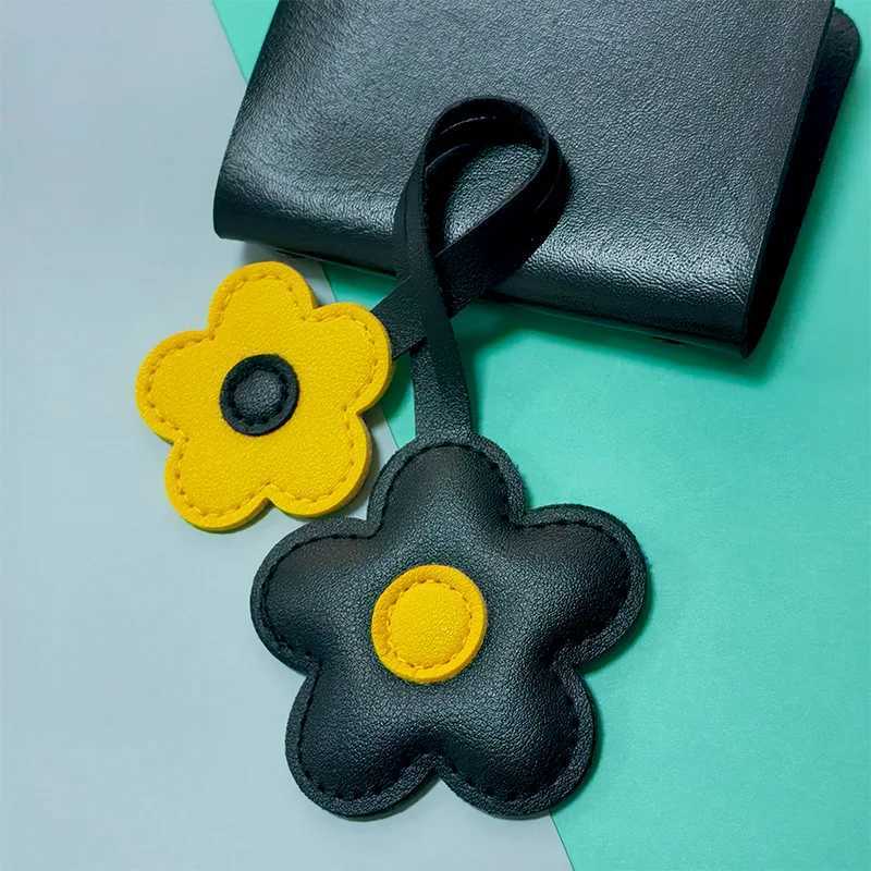 Luxury Contrastcolor Flower Bag Charm Creative PU Leather Sunflower Keychain Bag Accessory Y250928as