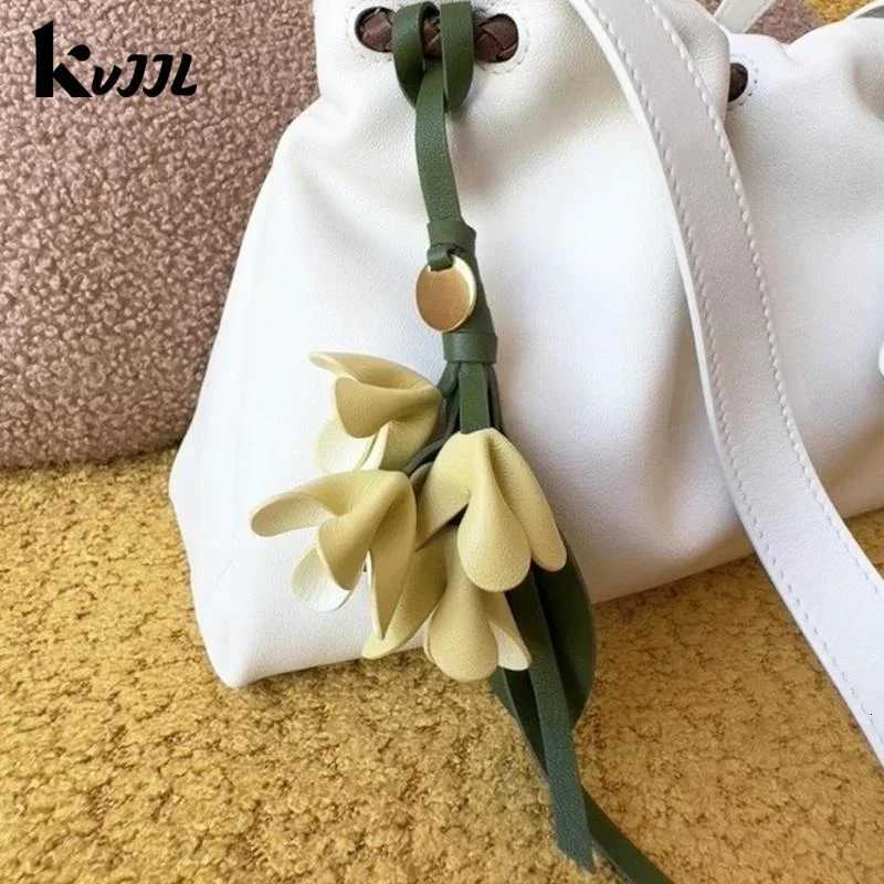 Luxury Fashion PU Leather Simulation Osmanthus Keychain Bag Pendant Decoration Artificial Flower Backpack Hanging Ornaments Gifts Y250928gc