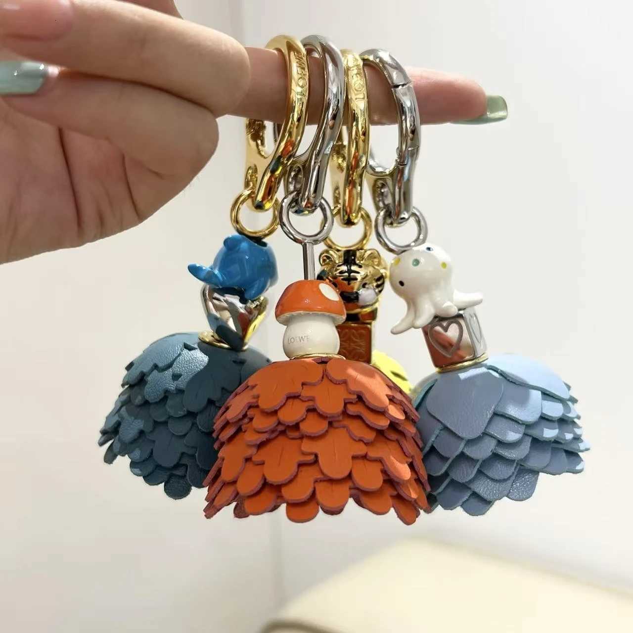 Luxury Elegant Beaded Animal Keychain with Suede Flowers Unique Bag Accessory for Backpack Purse Y250928