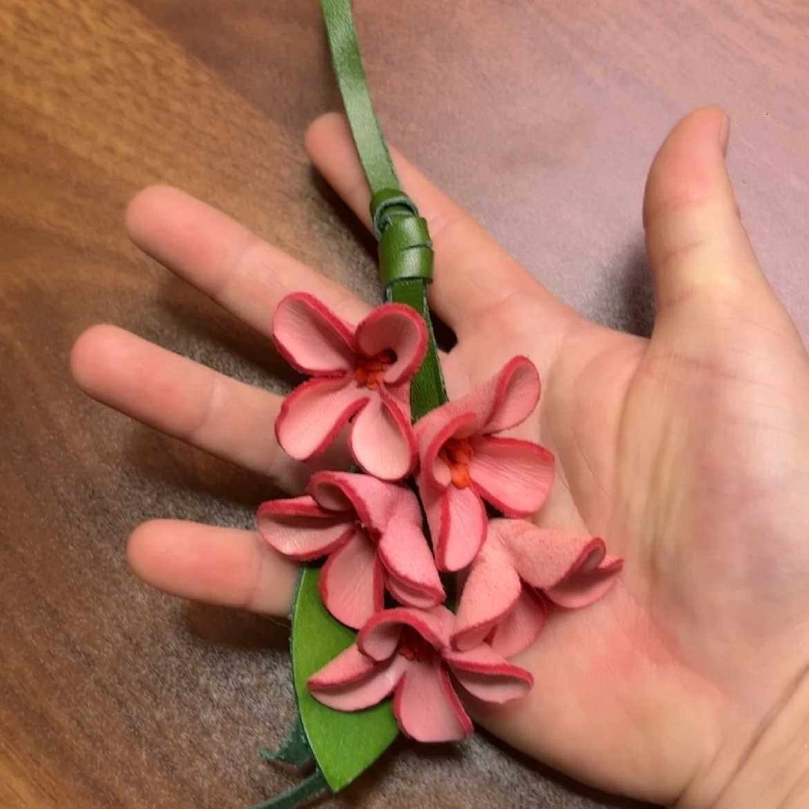 Luxury Fashion Cow Leather Flower Pendant Keychain Bag Charm Handbook Osmanthus Car Key Pendant Creative Pendant Tulip Bag Accessories Y250929as