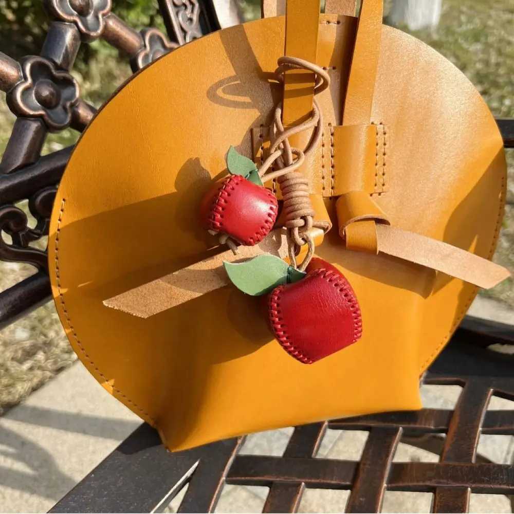 Luxury Trendy Hanger Fruit Pendant Pear Strawberry Leather Keychain Creative Handmade Bag Pendant Bag Ornament Y250928as