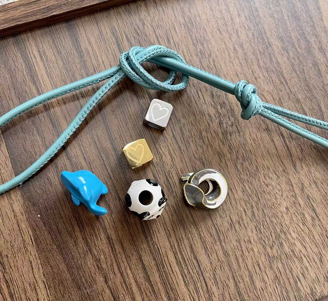 Luxury Luxury DIY Animal Charms Premium Beaded Keychain Set Handmade Bag Purse Accessories Elegant Gift for Women Y250928qe