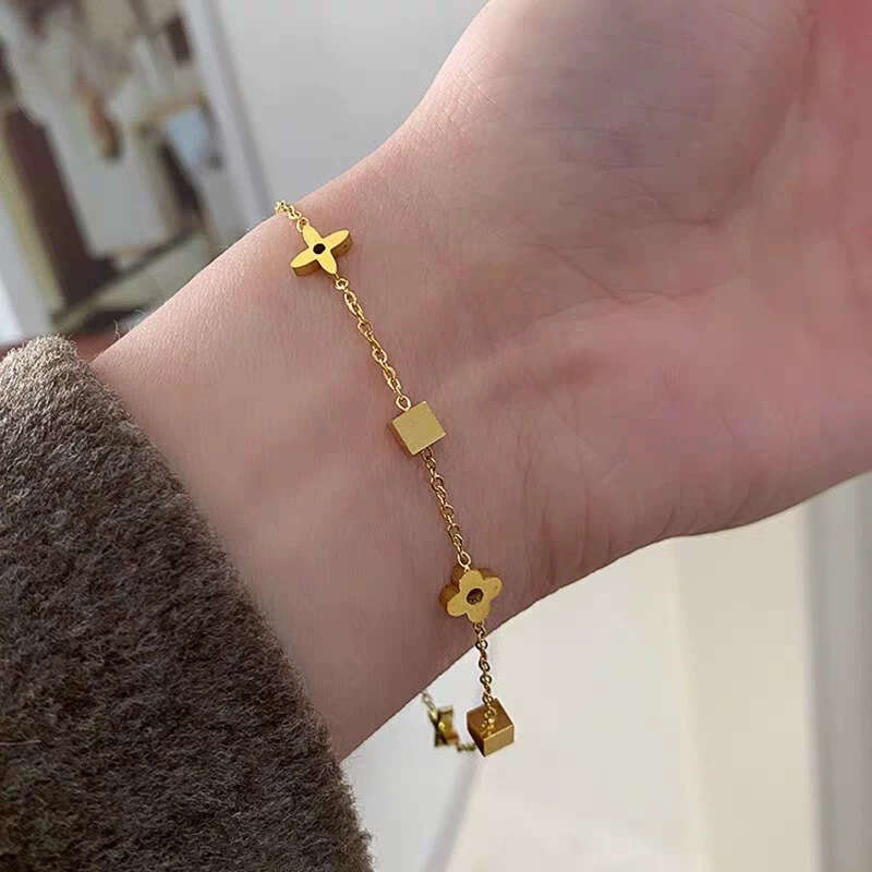 Gold-Tone Designer Bracelet High-End Geometric Small Square Flower Titanium Necklace for Women Fashion Internet Celebrity Four-Leaf Clover Clavicle Ch