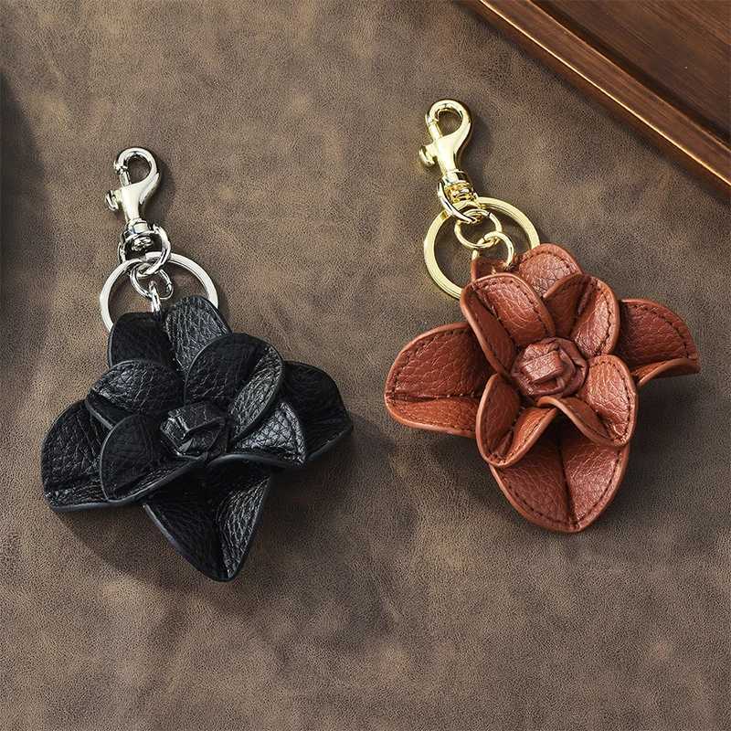 Luxury Tulip Bag Pendant Highgrade Leather Camellia Accessories Worth Having Unisex Charming Design Fun Small Gifts Car Keychain Gift Y250928