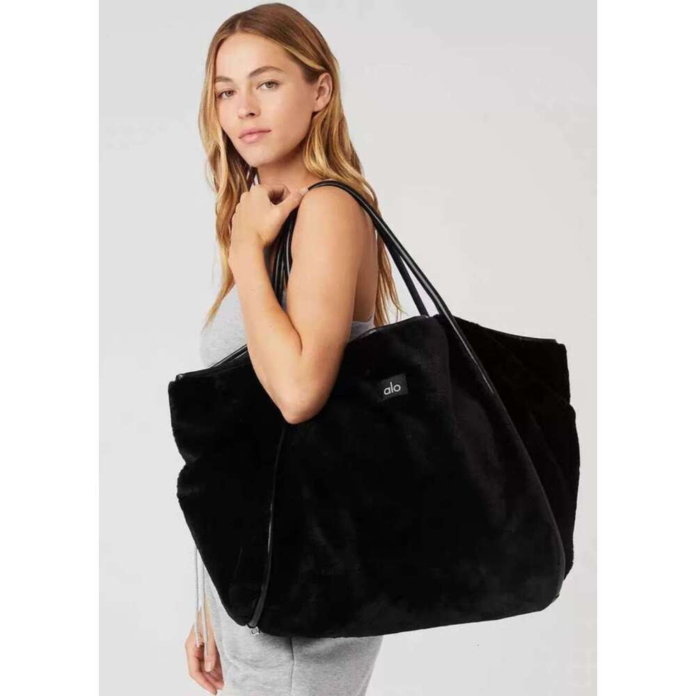 Best Seller Designer Bags 2025 Autumn And Winter Trustworthy Sherpa Yoga Cute Handbag Plush Shoulder Comfortable Large Capacity Makeup Storage Bag