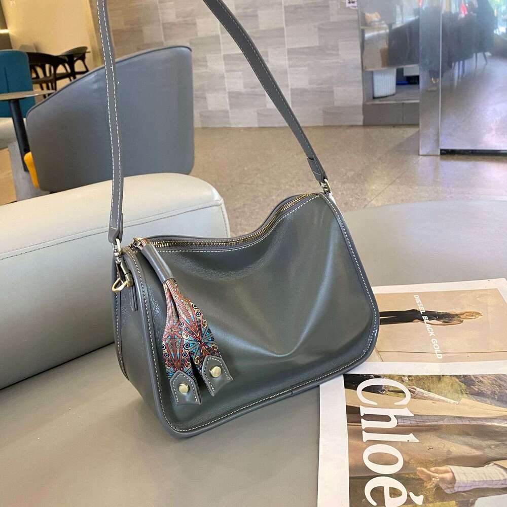 designer bag Luxury bag Vegetable Tanned Top Layer Cowhide Versatile Single Shoulder Crossbody Simple Women's Zipper Dumpling Crescent Bag New St