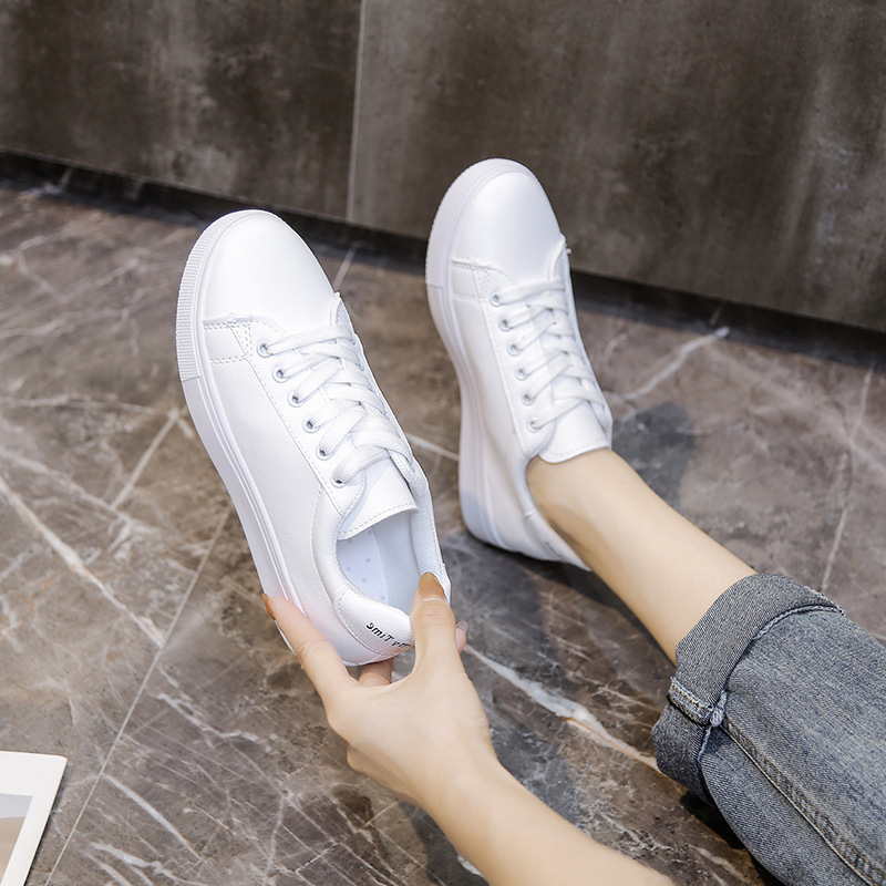 Thick soled white shoes for women in autumn 2025 fashionable and versatile white student round toe board shoes, street photography single shoes