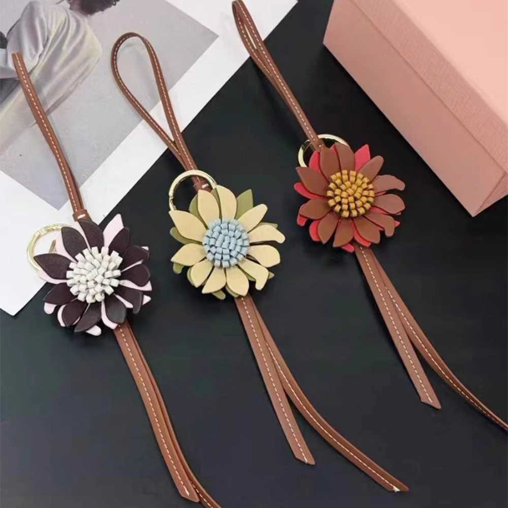 Luxury Sunflower Flower Bag Charm For Womens Bag Highend Fashion Exquisite Workmanship Bag Decoration Bag Accessories 2025 New Y250928