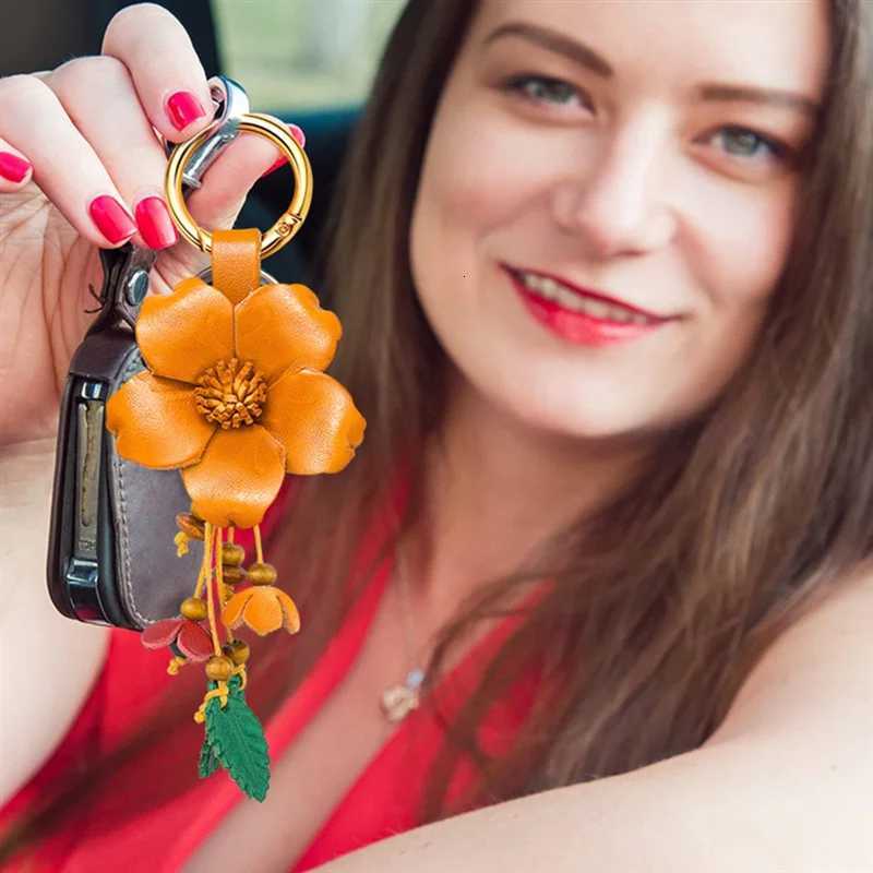 Luxury A93Z PU Leather Leaf Flower Tassel Keychain Boho Accessories Cute Keychains For Women Wallet Bag Purse Ring Pendant Charms Y250928as