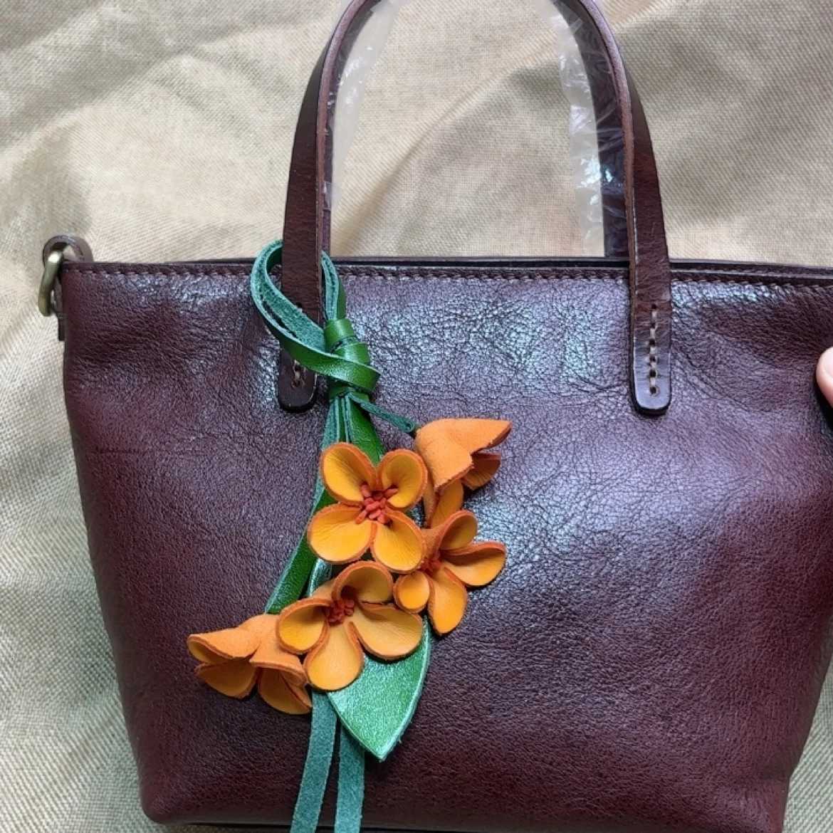 Luxury Fashion Cow Leather Flower Pendant Keychain Bag Charm Handbook Osmanthus Car Key Pendant Creative Pendant Tulip Bag Accessories Y250929as