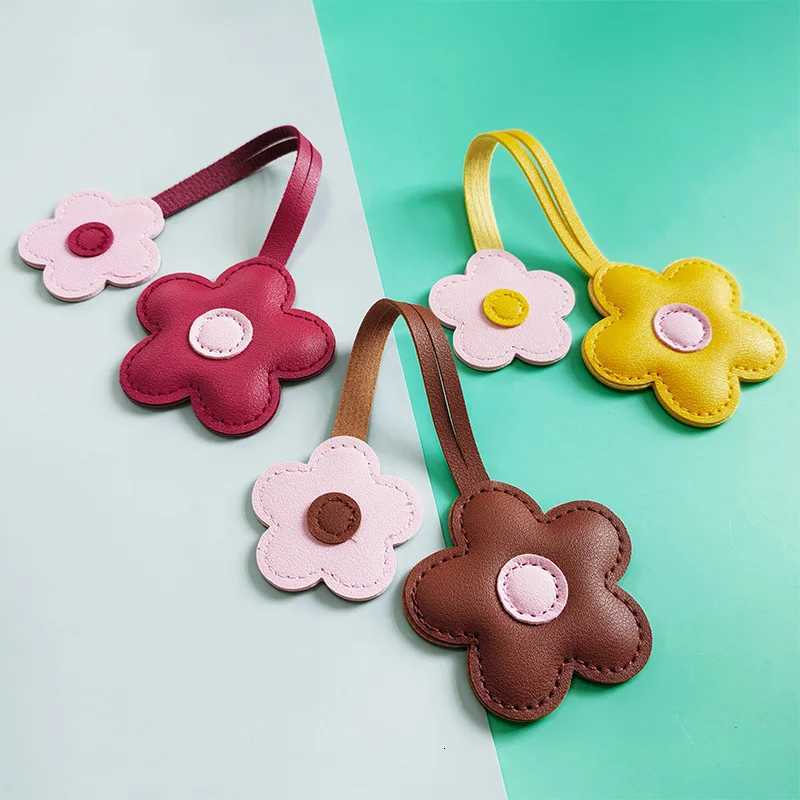 Luxury Contrastcolor Flower Bag Charm Creative PU Leather Sunflower Keychain Bag Accessory Y250928