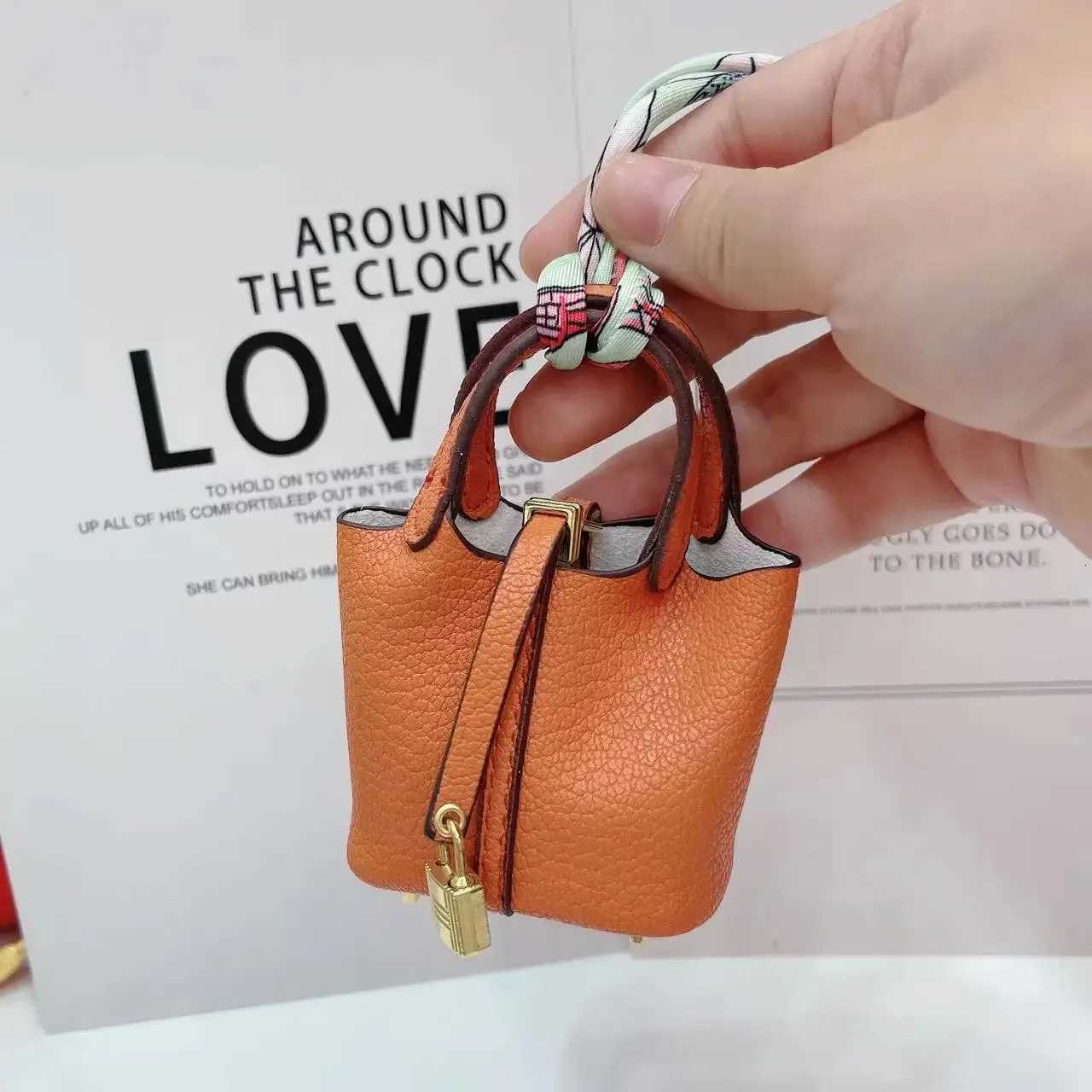 Luxury Cute Mini Basket Bag Pendant Cute Earphone Bag Bucket Bag Pendant Creative Car Key Bag Pendant Female Y250929as