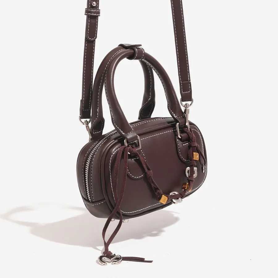 Super Fire Toast Handbag 2025 Womens New Fashion Foreign Style Shoulder Messenger Bowling Bag Z250928