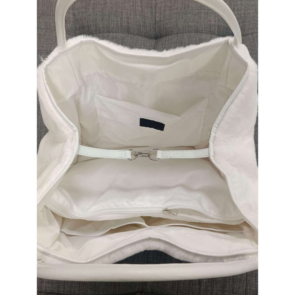 Best Seller Designer Bags 2025 Autumn And Winter Trustworthy Sherpa Yoga Cute Handbag Plush Shoulder Comfortable Large Capacity Makeup Storage Bag