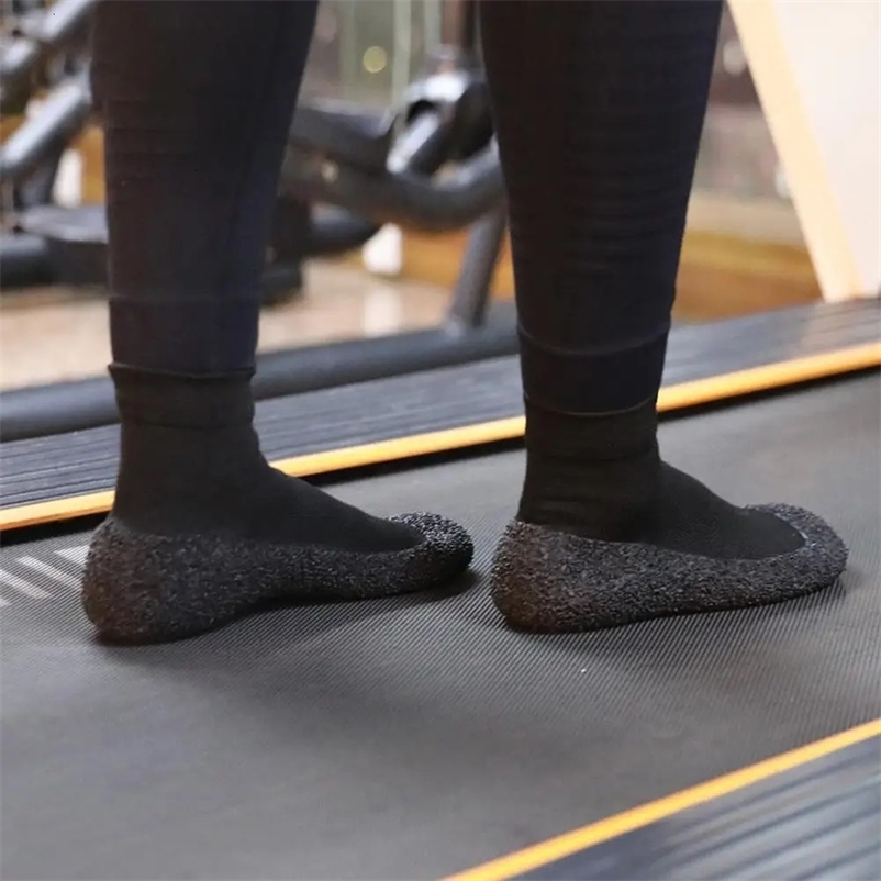 1 pair of solid color wear-resistant lightweight womens barefoot socks running shoes241106bj