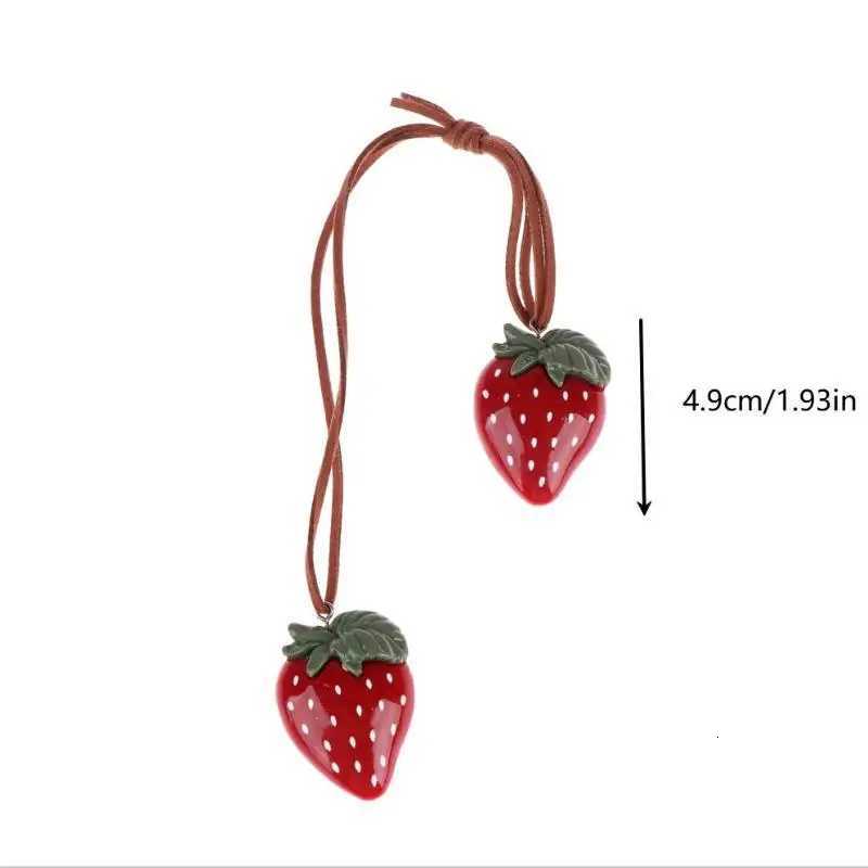 Luxury New Cute Strawberry Bag Pendant Braided Strawberry Ornaments Creative Keychain Strawberry Car Hanging Y250928as