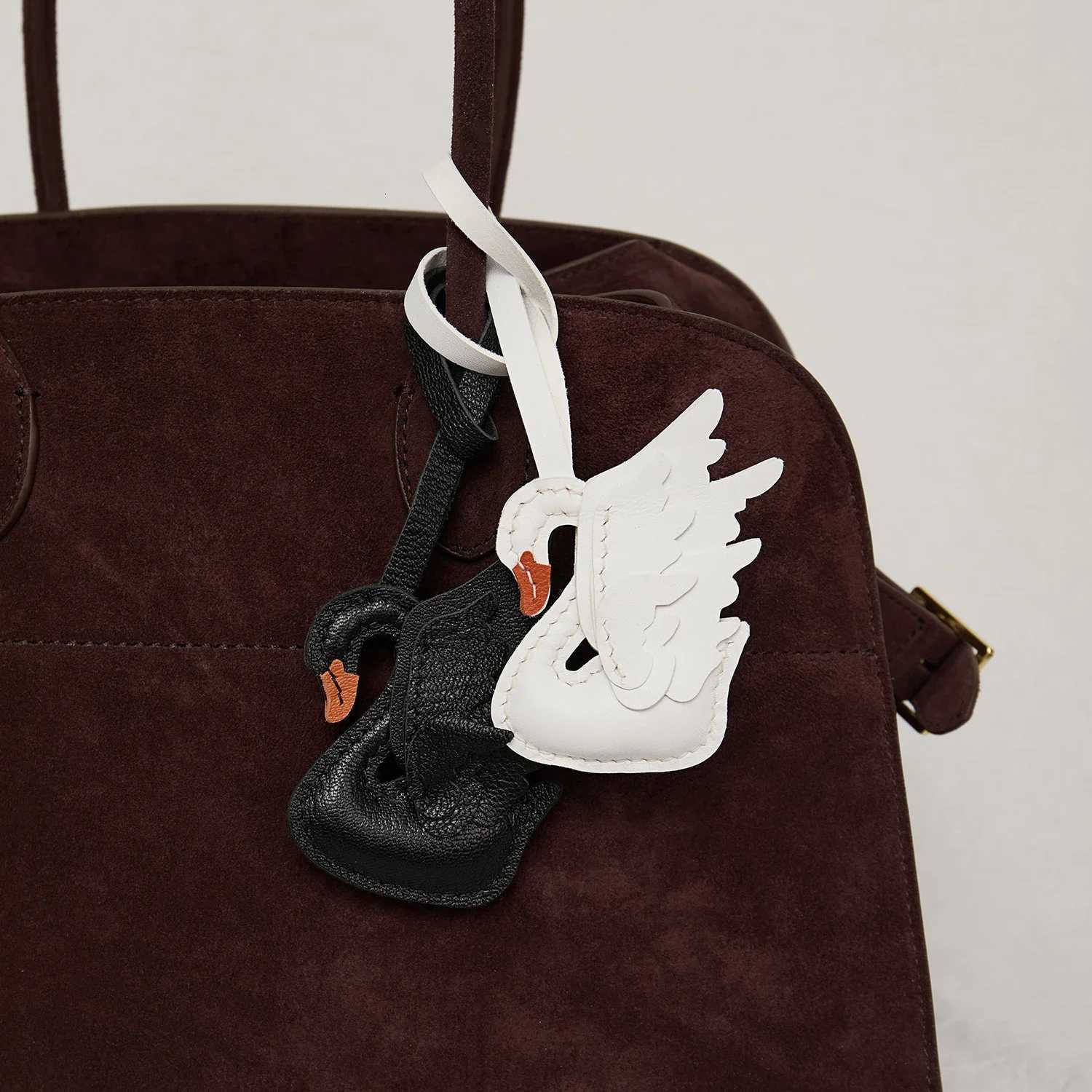 Luxury Handmade Real Leather Black And White Swan Couple Keychain Gift Cute Decoration Suitable For Bag Exquisite Charm Bag Accessories Y250928