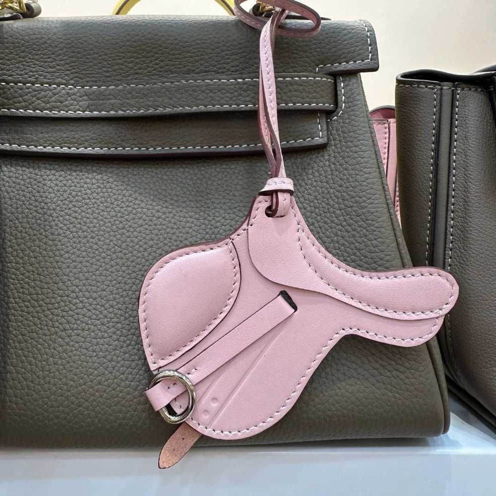 Luxury High Quality Bag Charm Saddle Bag Pendant Cute Car Key Chain Luxury Handmade Genuine Leather Sheepskin Bags Accessories Y250929as
