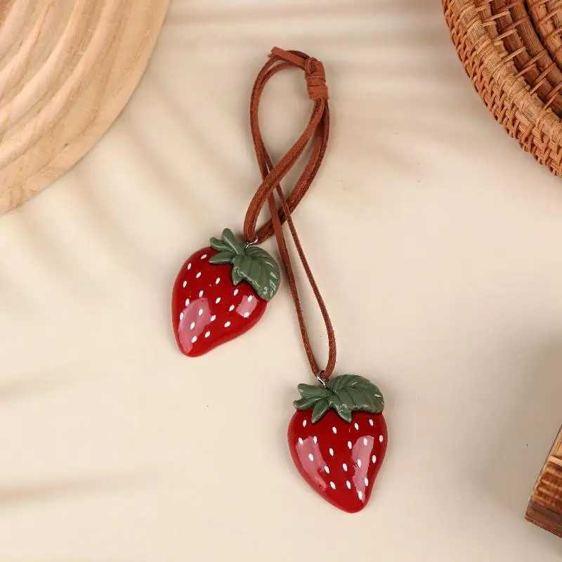 Luxury New Cute Strawberry Bag Pendant Braided Strawberry Ornaments Creative Keychain Strawberry Car Hanging Y250928as