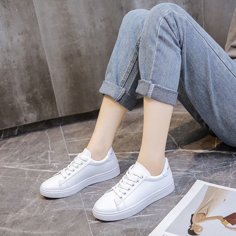 Thick soled white shoes for women in autumn 2025 fashionable and versatile white student round toe board shoes, street photography single shoes