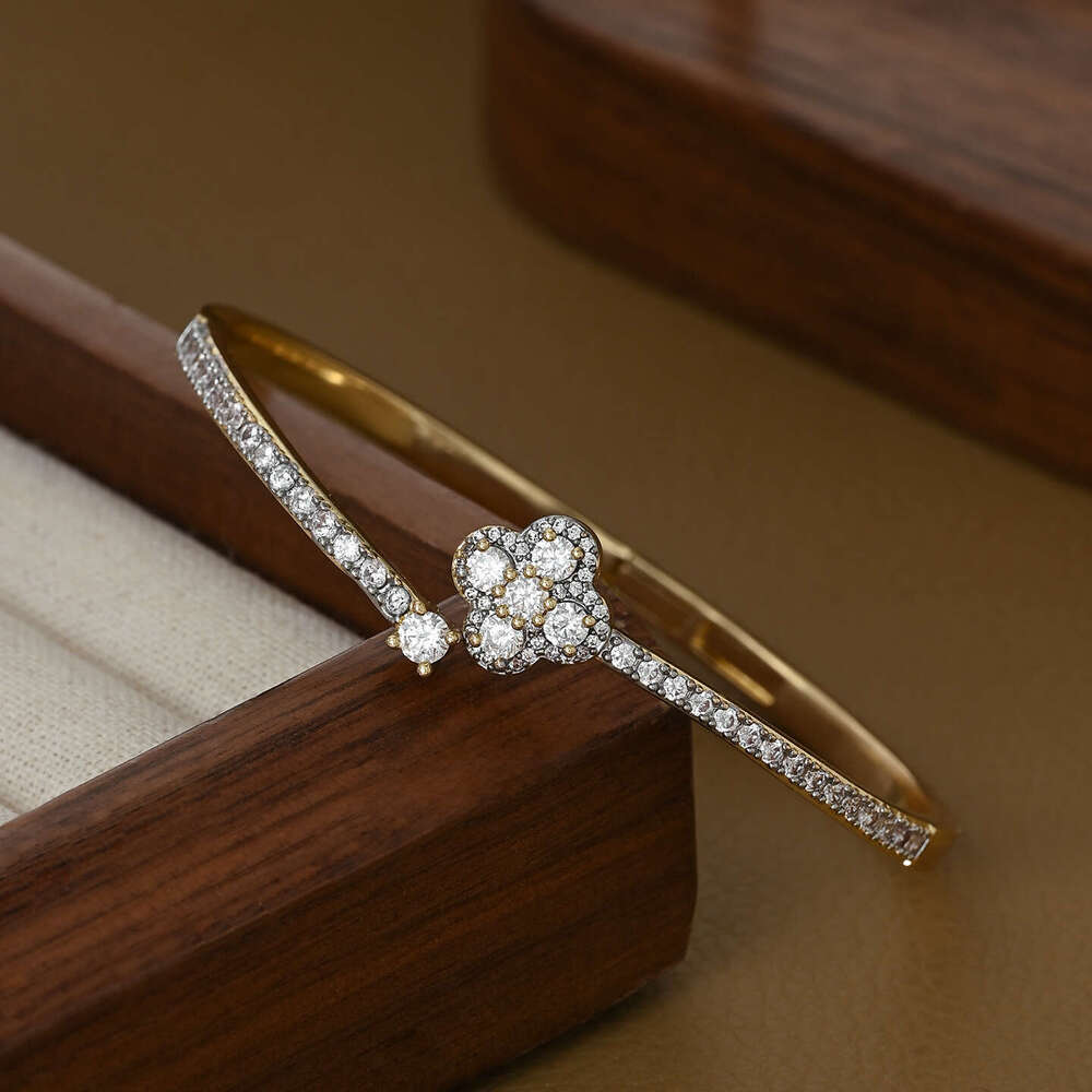 Korean Fashion New Two-tone Electroplated Lucky Clover Bracelet Light Wristband Trendy Jewelry