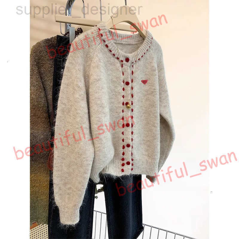 Women's Sweaters designer Designer Sweet Soft Round Neck Knitted Cardigan for Women Autumn New Design Sense Outerwear Lazy Sweater ETLV