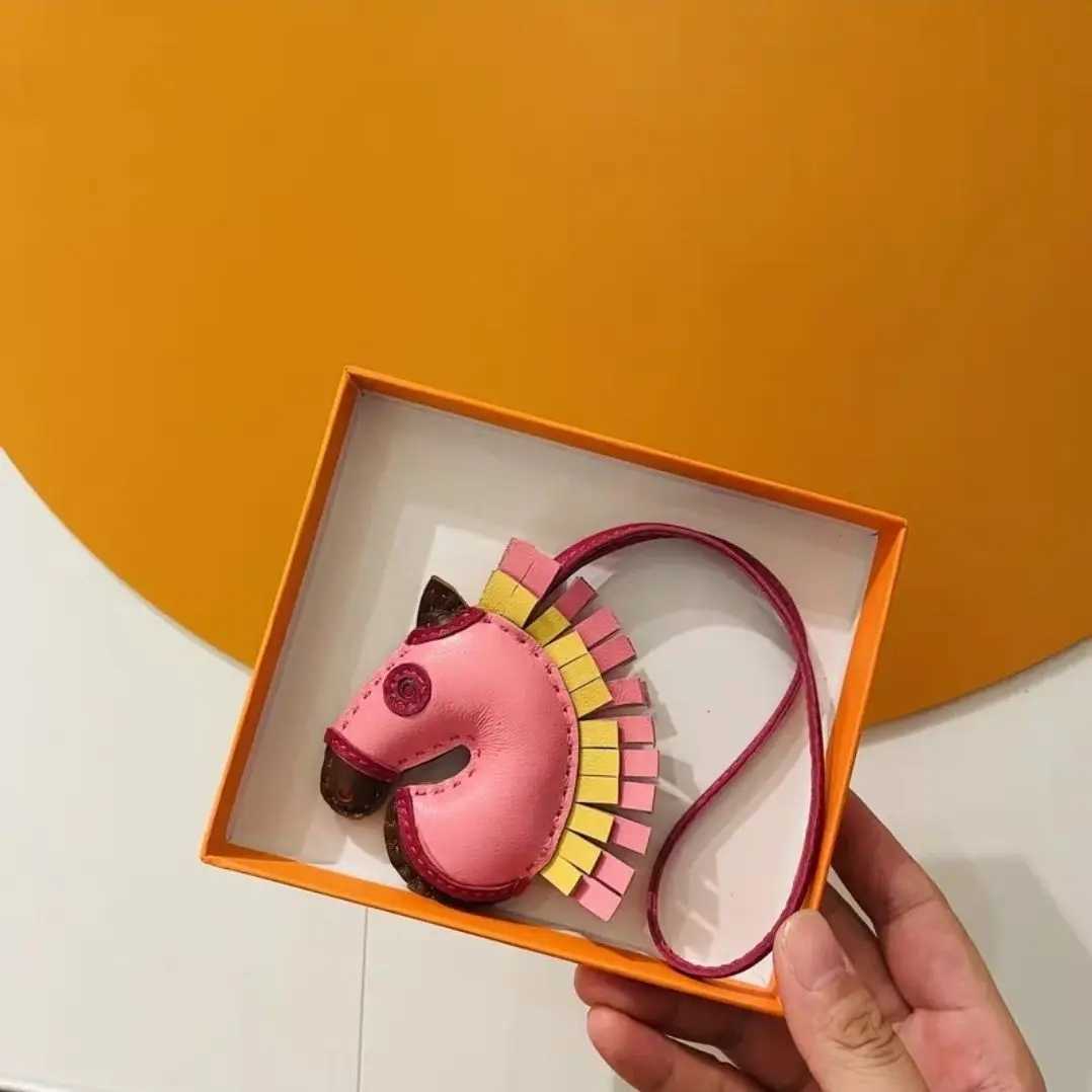 Luxury High Quality Leather Zebra Head Hand Sewn Pendant Creative Car Keychain Womens Leather Car Pendant Bag Charm Y250929as