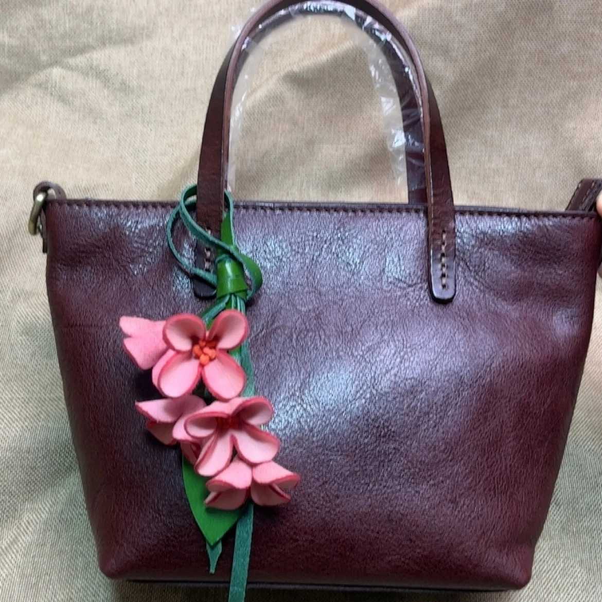 Luxury Fashion Cow Leather Flower Pendant Keychain Bag Charm Handbook Osmanthus Car Key Pendant Creative Pendant Tulip Bag Accessories Y250929as