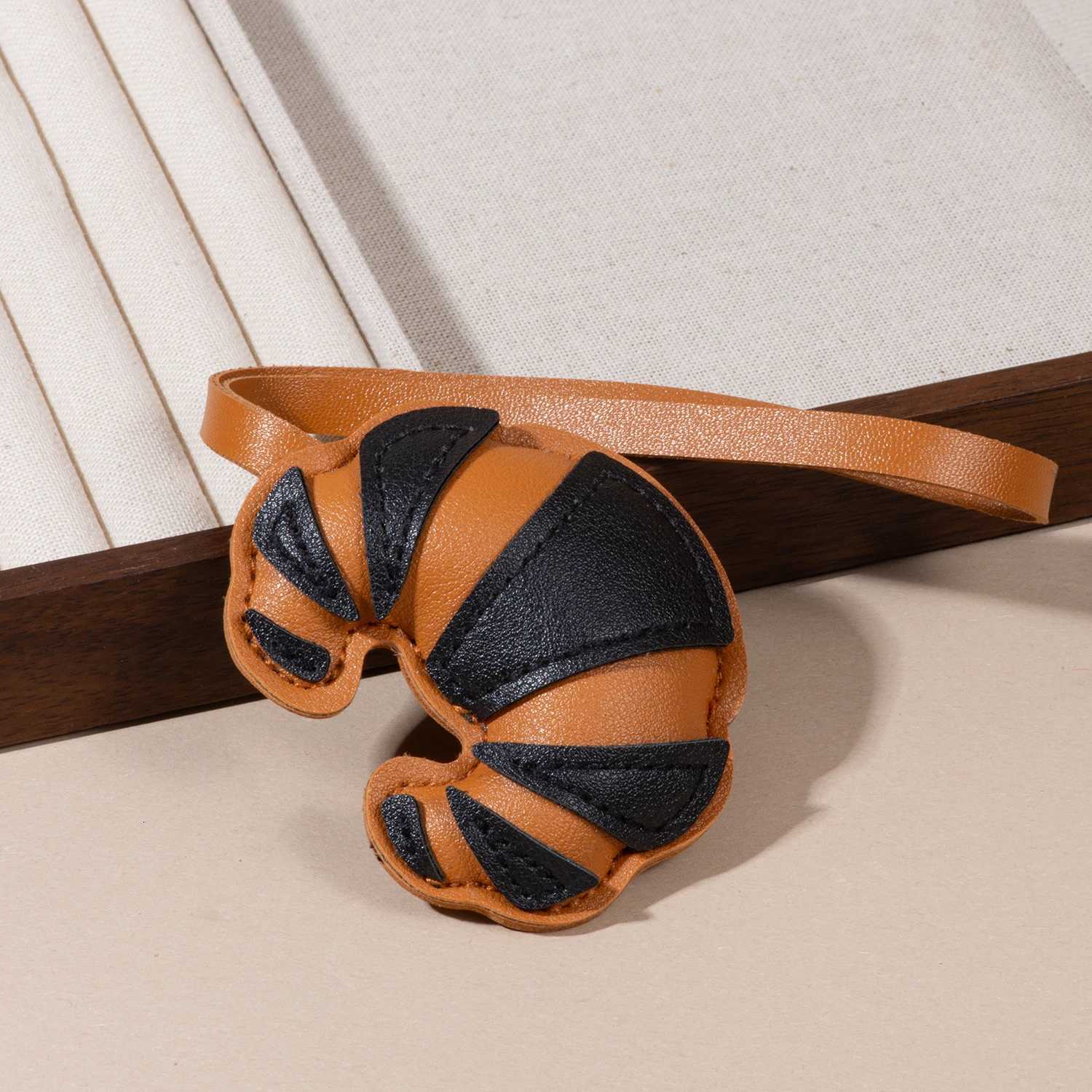 Luxury Handmade Leather Croissant Womens Bag Charm Keychain Cute Food Backpack Pendant Couple Friend Jewelry Gift Y250928