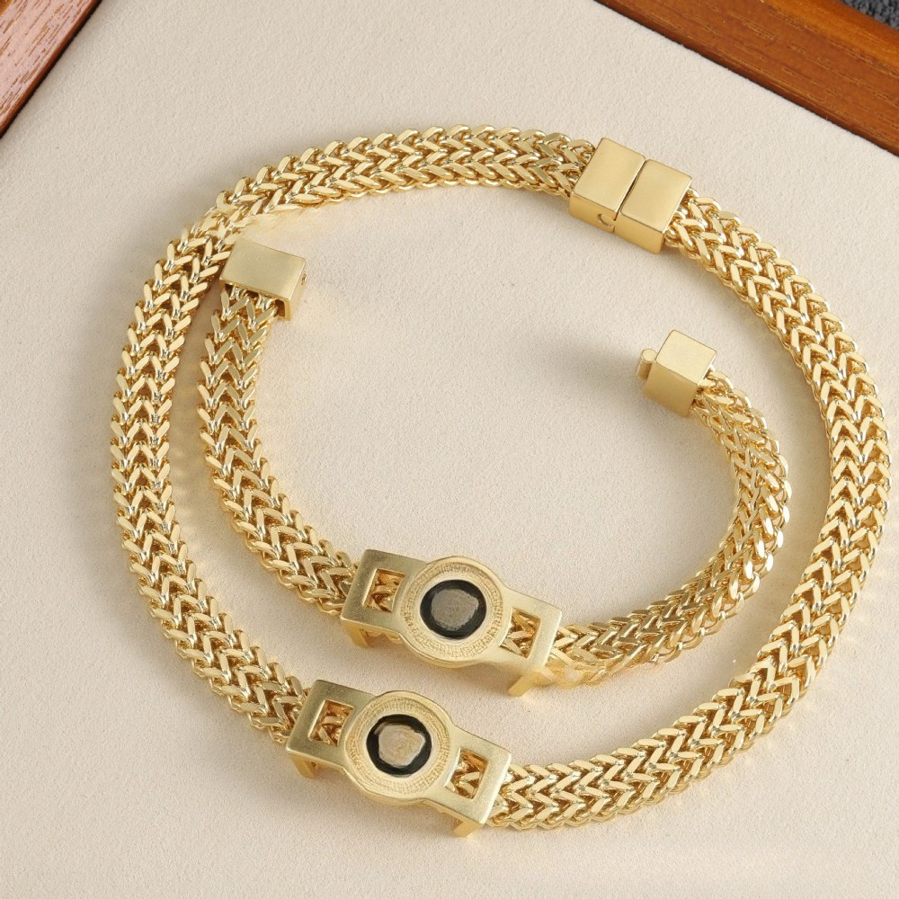2025 New Designer Necklace, European And American Ladies' Light Luxury Cuban Necklace Bracelet, Outdoor Niche Geometric Hip-hop Bracelet, Long Collarbone Chain