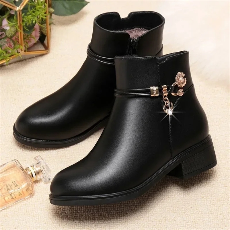 Winter boots for women waterproof and warm leather mother cotton boots fashionable black mid heel plush snow boots soft soled short boots241106bj