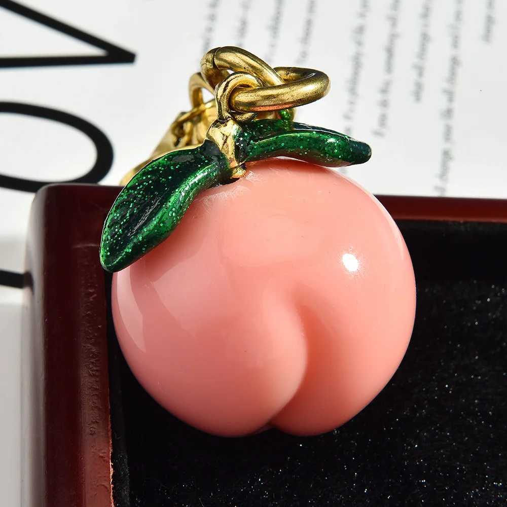 Luxury Cute and Luxurious Fruit Keychain Bag Fashionable Peach Pendant Personalized Accessory Y250928as
