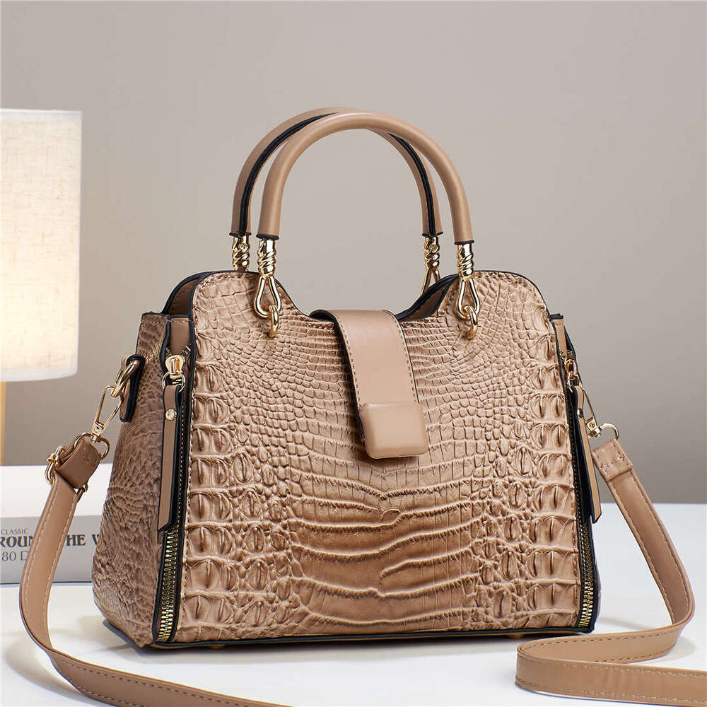 Direct Shipping Fashion Mom Single Shoulder Crossbody Versatile Elegant Women's 2025 Summer New Bag