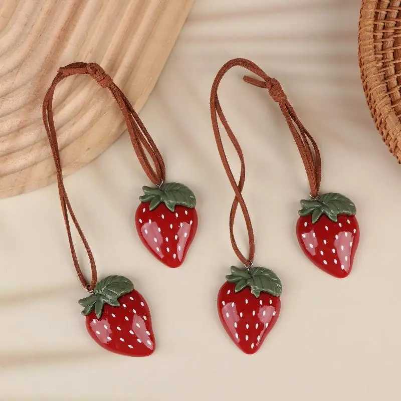 Luxury New Cute Strawberry Bag Pendant Braided Strawberry Ornaments Creative Keychain Strawberry Car Hanging Y250928as