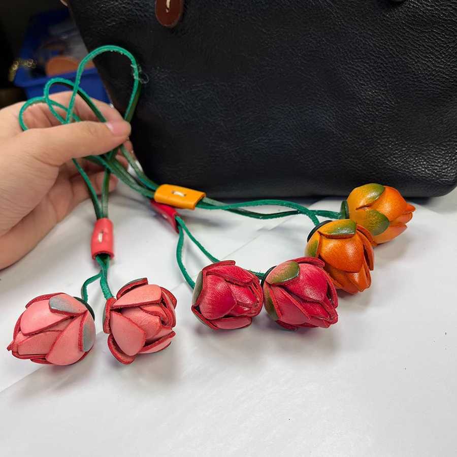 Luxury Cowhide Leather Bags Charm Flower Ball Pendant Luxury Fashion Highgrade Lychee Flower Car Pendant Decoration Bag Accessories Y250928eh