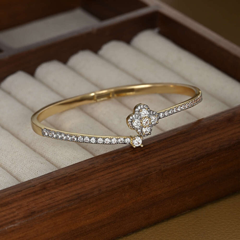 Korean Fashion New Two-tone Electroplated Lucky Clover Bracelet Light Wristband Trendy Jewelry